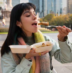 es malo comer de pie